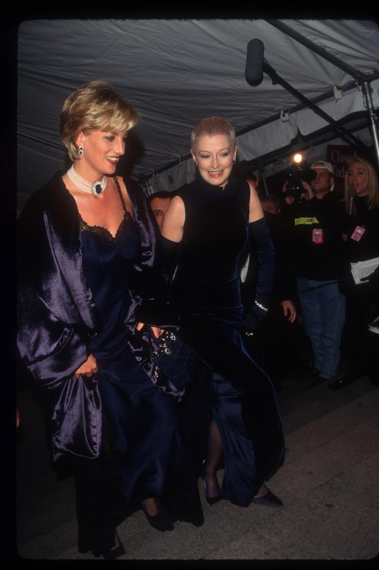 Lady Diana Spencer e editora-chefe à época da Harper's Bazaar Elizabeth Tilberis participam do Costume Institute Gala em 9 de dezembro de 1996 - Evan Agostini/Liaison - Evan Agostini/Liaison