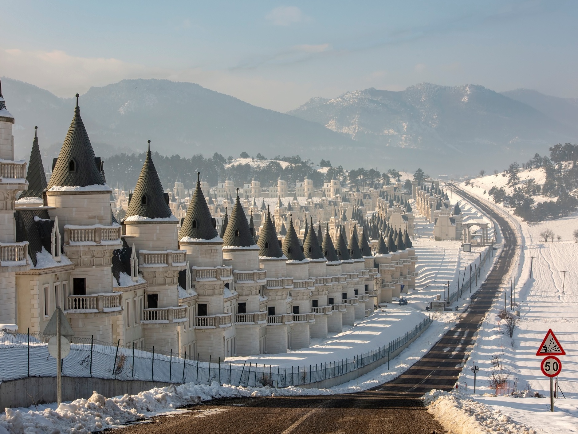 Turquia tem cidade fantasma com 587 castelos à la Disney abandonados