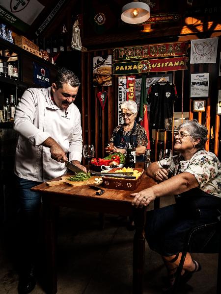 Receita de Família: O chef prepara o bacalhau acompanhado de Cidinha, a madrinha, e a mãe, Denise - Fernando Moraes/ysoke - Fernando Moraes/UOL