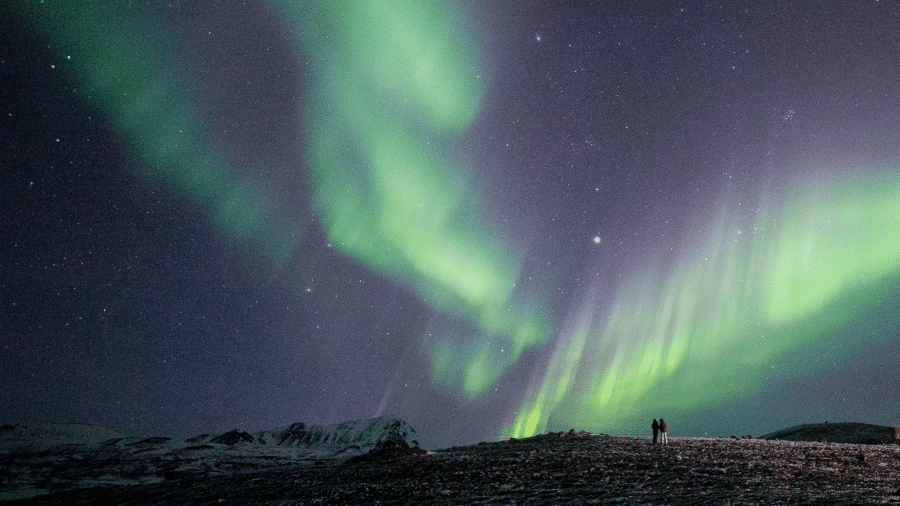 A aurora boreal acontece devido à interação química entre os ventos solares e os gases atmosféricos presentes na termosfera.