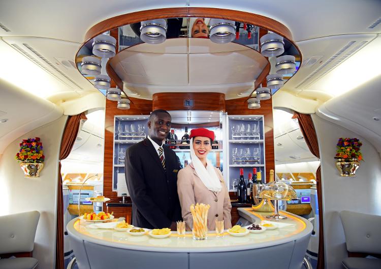 Snacks e bebidas da primeira classe da Emirates