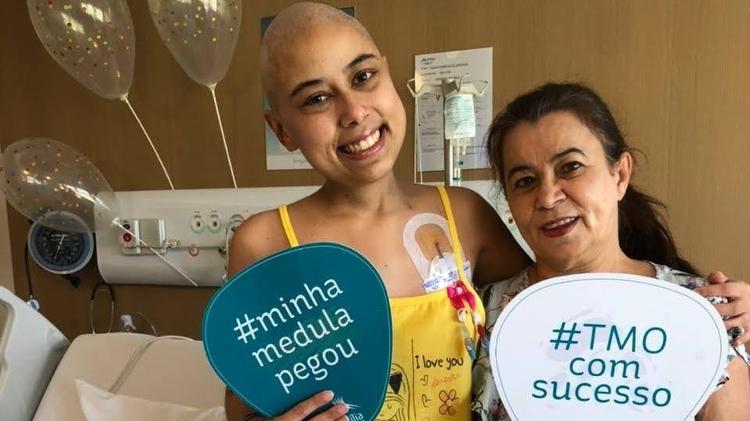 Milena e mãe após o sucesso do segundo transplante de medula