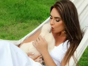 Nicole Bahls presenteia seus patos e gansos com casas; entenda