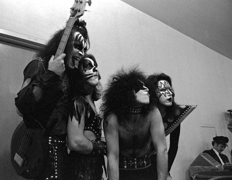 Gene Simmons, Peter Criss, Paul Stanley e Ace Frehley, no camarim, antes de se apresentarem com o Kiss no The Forum, em Inglewood, Califórnia, em 1976