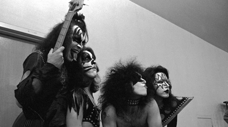 Gene Simmons, Peter Criss, Paul Stanley e Ace Frehley, no camarim, antes de se apresentarem com o Kiss no The Forum, em Inglewood, Califórnia, em 1976 Gene Simmons, Peter Criss, Paul Stanley e Ace Frehley, no camarim, antes de se apresentarem com o Kiss no The Forum, em Inglewood, Califórnia, em 1976