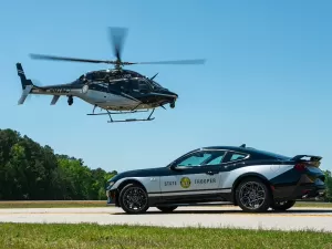 Novo Ford Mustang V8 vira viatura e polícia disse ter feito bom negócio