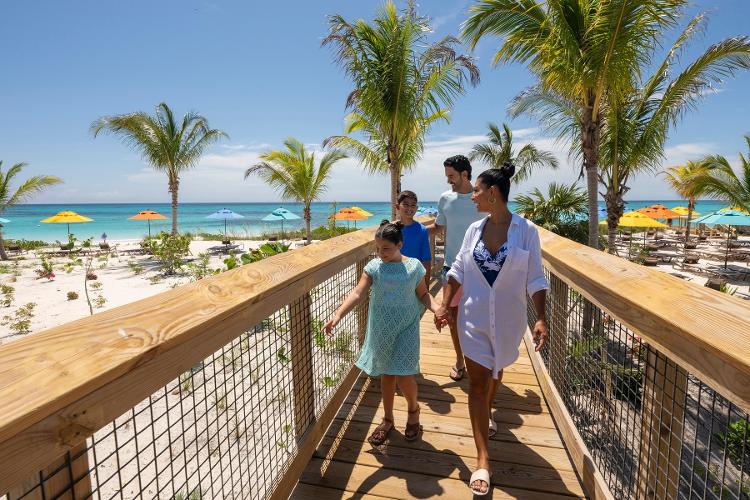 O mar azul-truquesa do Caribe recepciona para um festival de cores nas construções da ilha