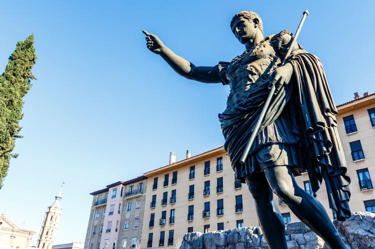 Estátua de César Otávio Augusto, em Zaragoza, Espanha