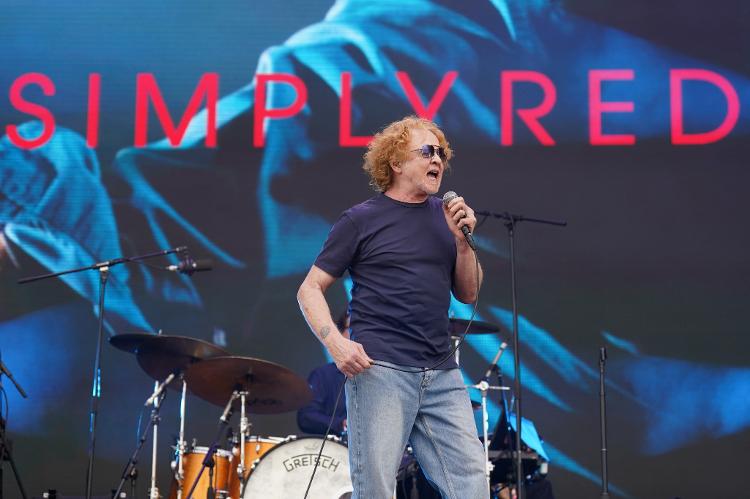 Mick Hucknall, do Simply Red, durante show no festival Radio 2 in the Park 2023, em Leicester