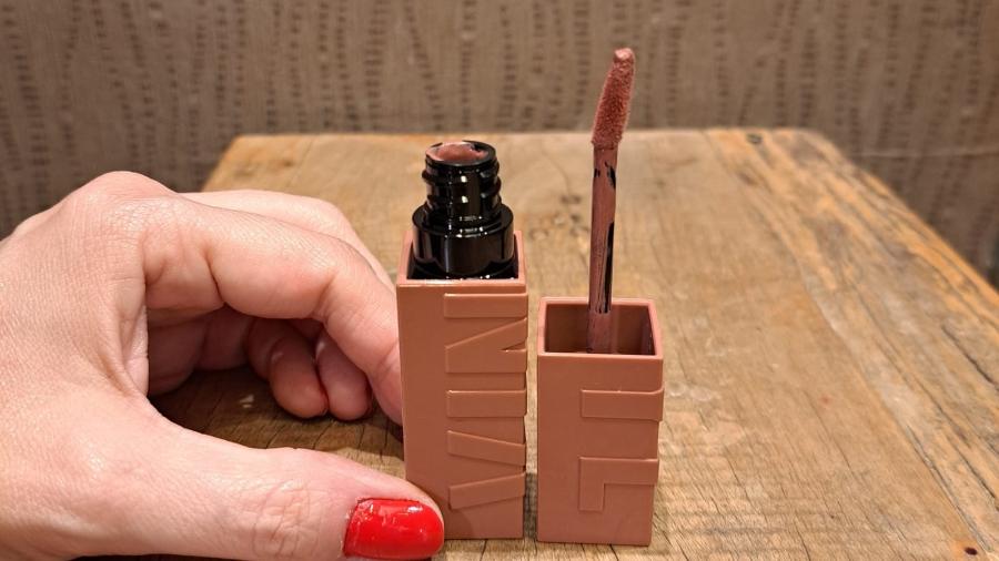 O batom líquido da Maybelline NY é fácil de aplicar e dura bastante O batom líquido da Maybelline NY é fácil de aplicar e dura bastante
