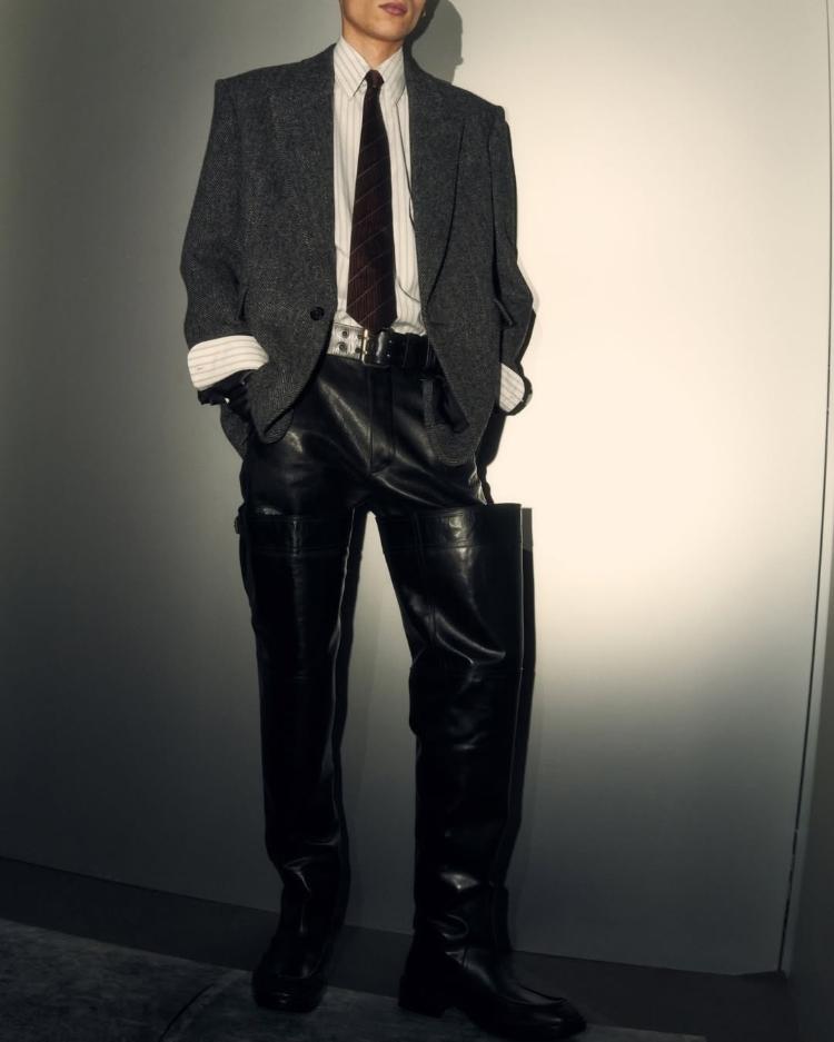 Botas over-the-knee apresentadas no desfile Outono/Inverno 2025 da Saint Laurent Botas over-the-knee apresentadas no desfile Outono/Inverno 2025 da Saint Laurent