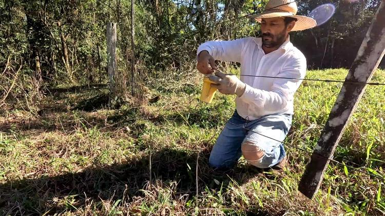 Produtor rural instala uma luz foxlight na cerca da propriedade para espantar as onças-pintadas Produtor rural instala uma luz foxlight na cerca da propriedade para espantar as onças-pintadas