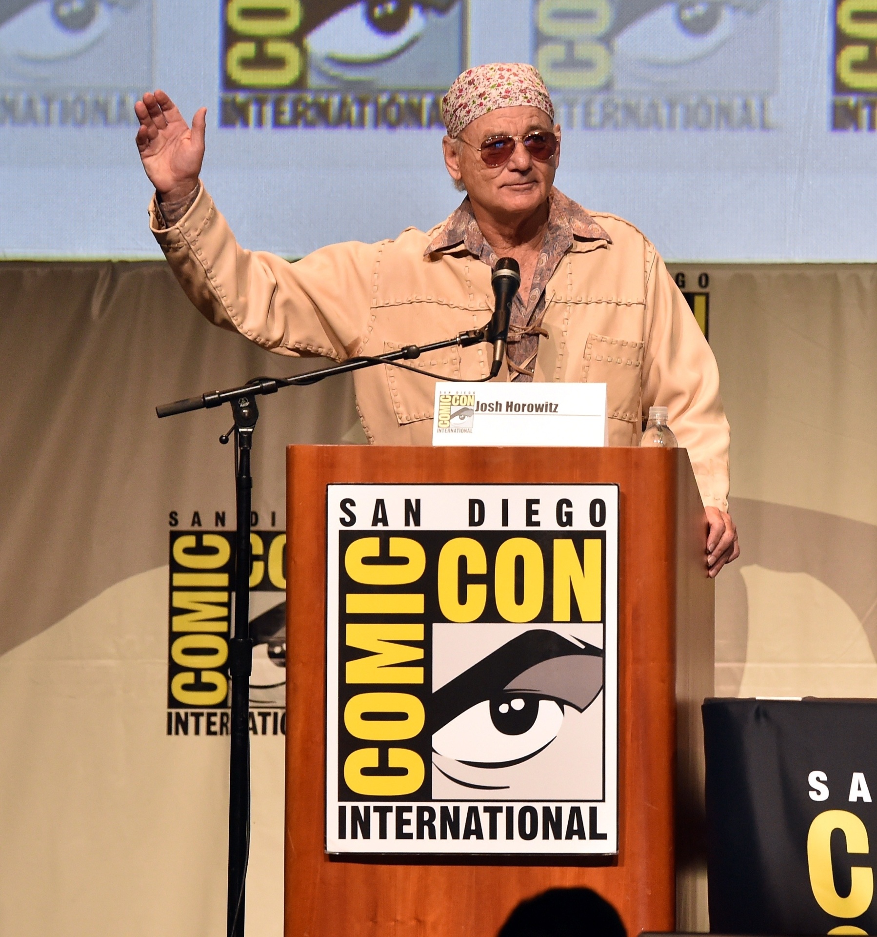 9.jul.2105 - Com um figurino de rock star, o ator Bill Murray participa pela primeira vez da San Diego Comic-Con para promover a comédia "Rock the Kasbah" - Kevin Winter/Getty Images/AFP