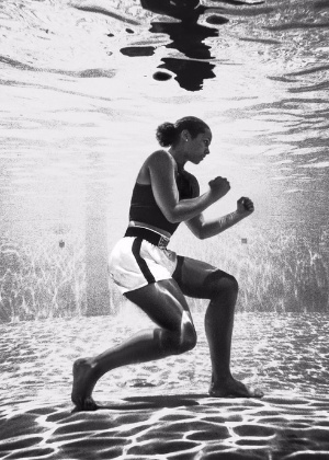 A cantora Alicia Keys posa submersa para a fotógrafa Brendan Forbes - Divulgação/Brendan Forbes