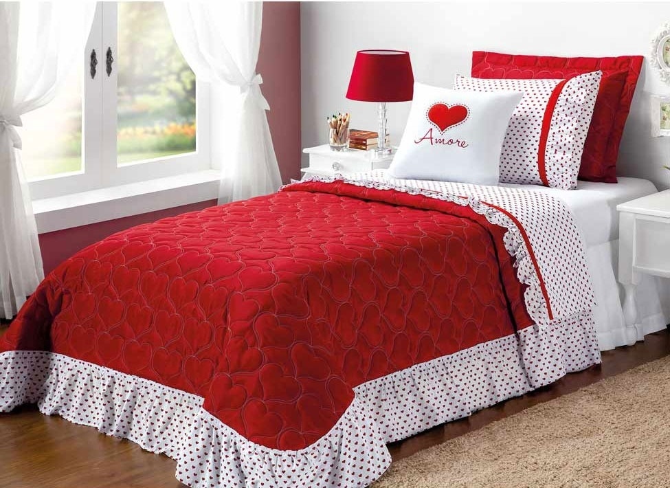 Jogo de cama de solteiro Amore, de microfibra, composto por lençol de elástico, lençol comum e fronha, à venda na Mobly (www.mobly.com.br). As medidas dos lençóis são 145 cm x 240 cm. R$ 79,99. Preço pesquisado em agosto de 2015 e sujeito a alterações - Divulgação