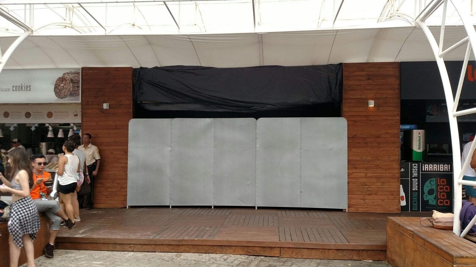 26.set.2015 - Após pequeno incêndio em estande de alimentação próximo ao palco Sunset, local é interditado. - Leonardo Rodrigues/UOL