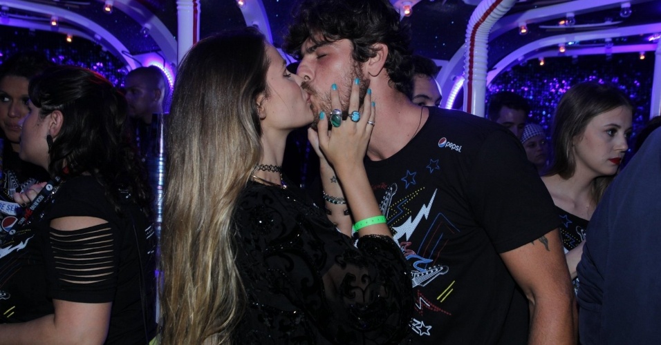 26.set.2015 - Yasmin Brunet troca beijos com o marido, o modelo Evandro Soldati, em camarote do Rock In Rio