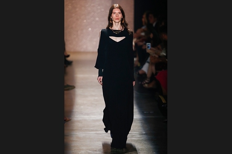 As mulheres que curtem looks de festa minimalistas vão se identificar com o vestidão preto da Lilly Sarti - Alexandre Schneider/UOL