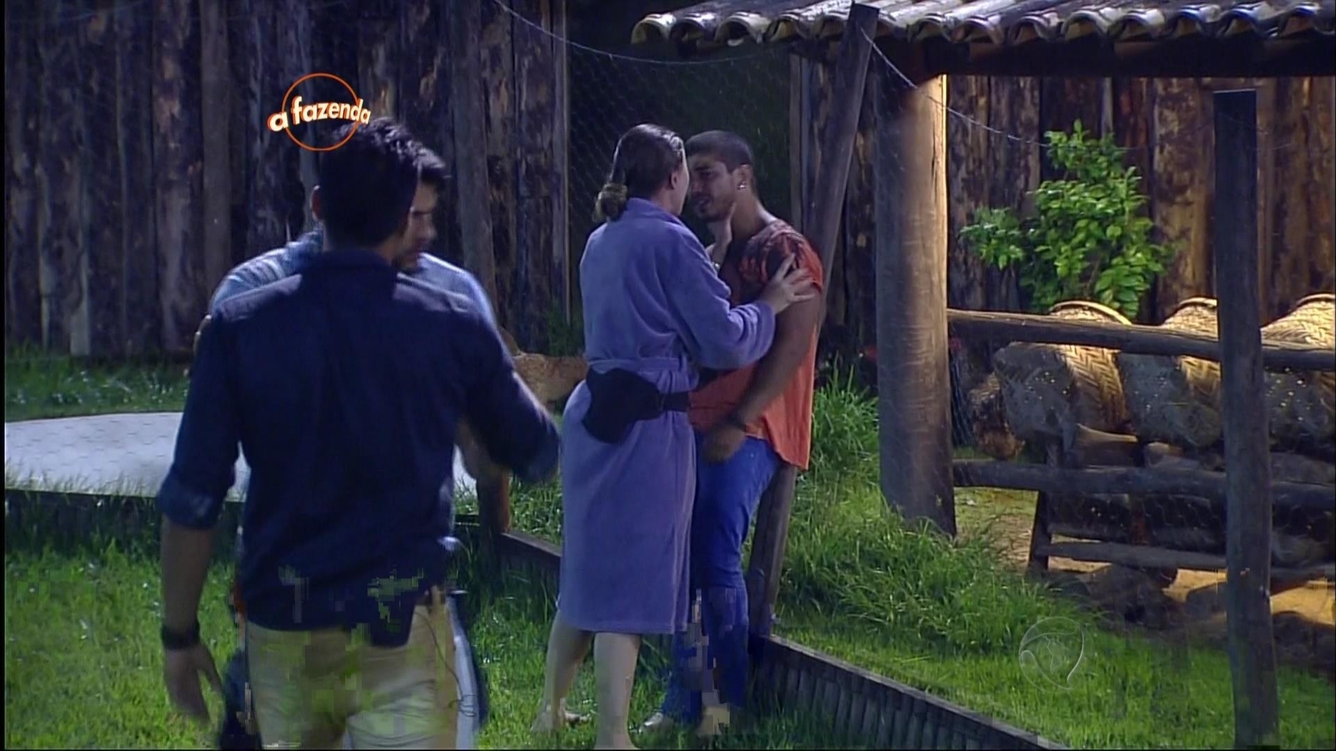 13.nov.2015 - Rayanne também teve que impedir que Douglas tocasse o sino ou agredisse JP - Reprodução/Record