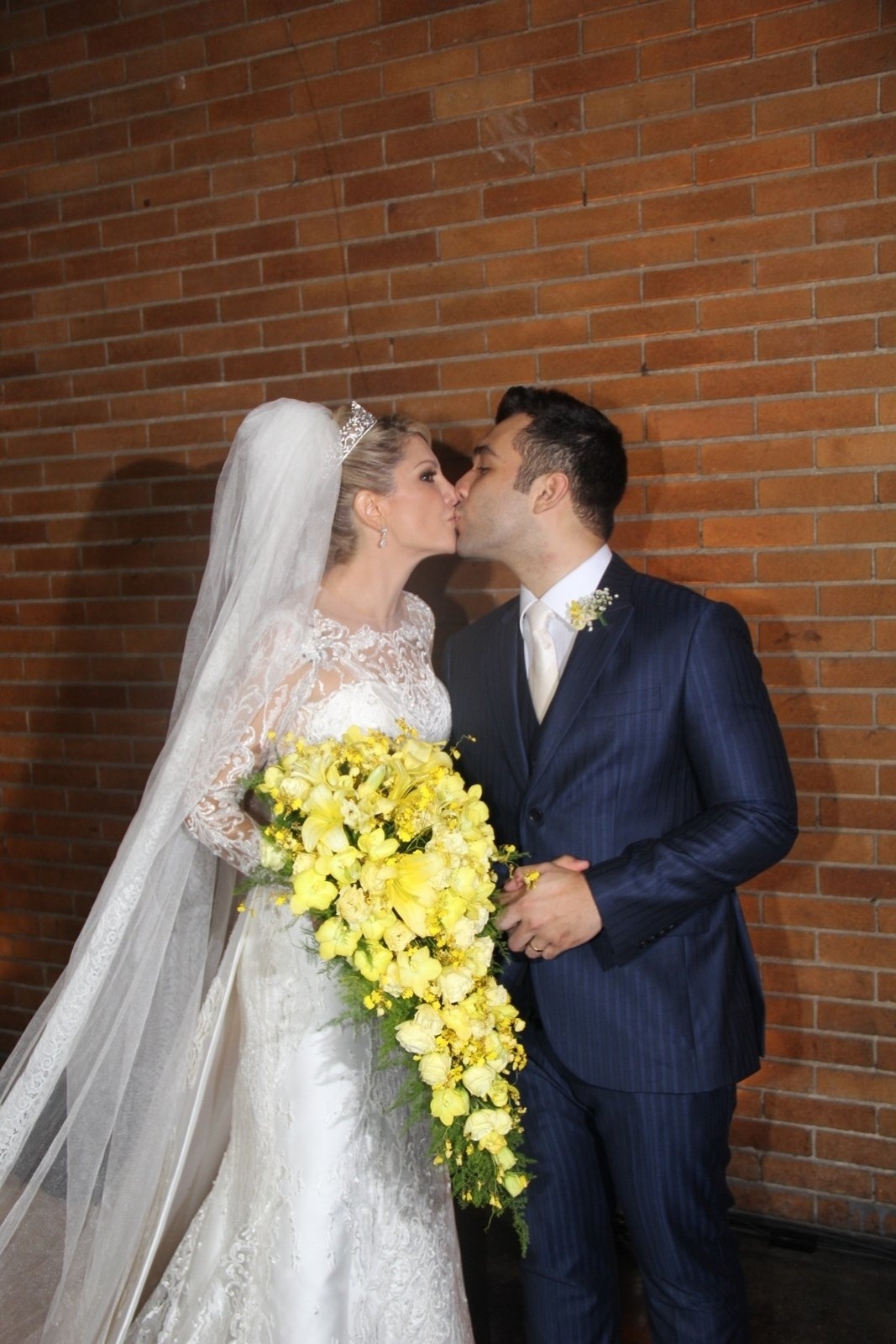 12.dez.2015 - Antônia Fontenelle e Jonathan Costa posam para fotos após fazerem os votos de casamento no Museu de Arte Moderna, no Rio de Janeiro - Rogerio Fidalgo e Anderson Borde/AgNews