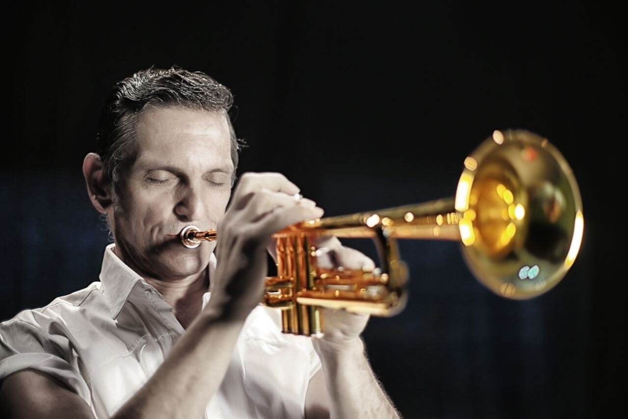Em sua estreia no teatro, Paulo Miklos vive o lendário músico de jazz Chet Baker na peça "Chet Baker - Apenas Um Sopro". "Ser ator foi uma extensão do intérprete que já era na música", avalia o artista, que ainda segue carreira com a banda Titãs - Victor Iemini