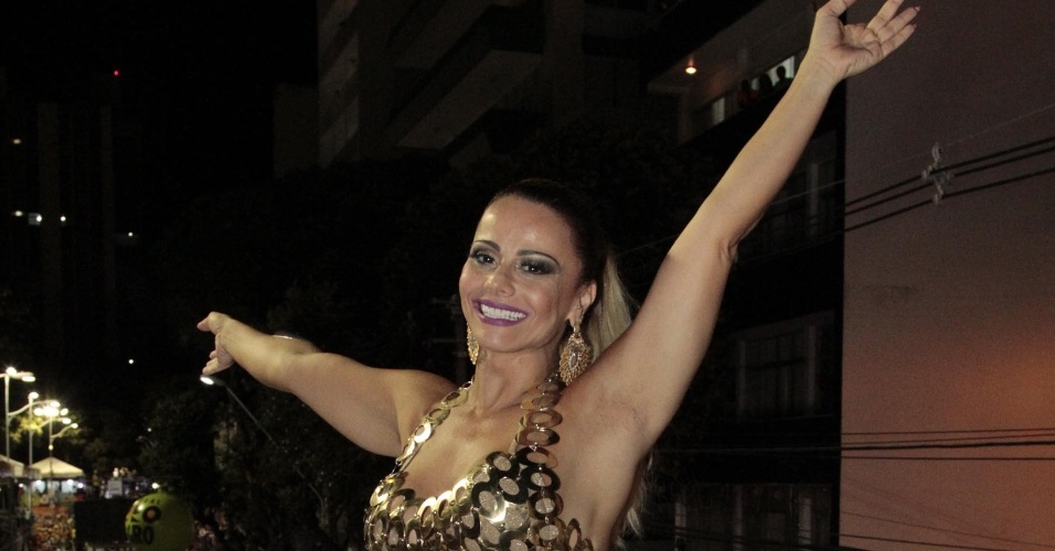 5.fev.2015 - Rainha de bateria do Salgueiro, Vivi Araújo curte o Carnaval de Salvador dois dias antes de desfilar na Sapucaí
