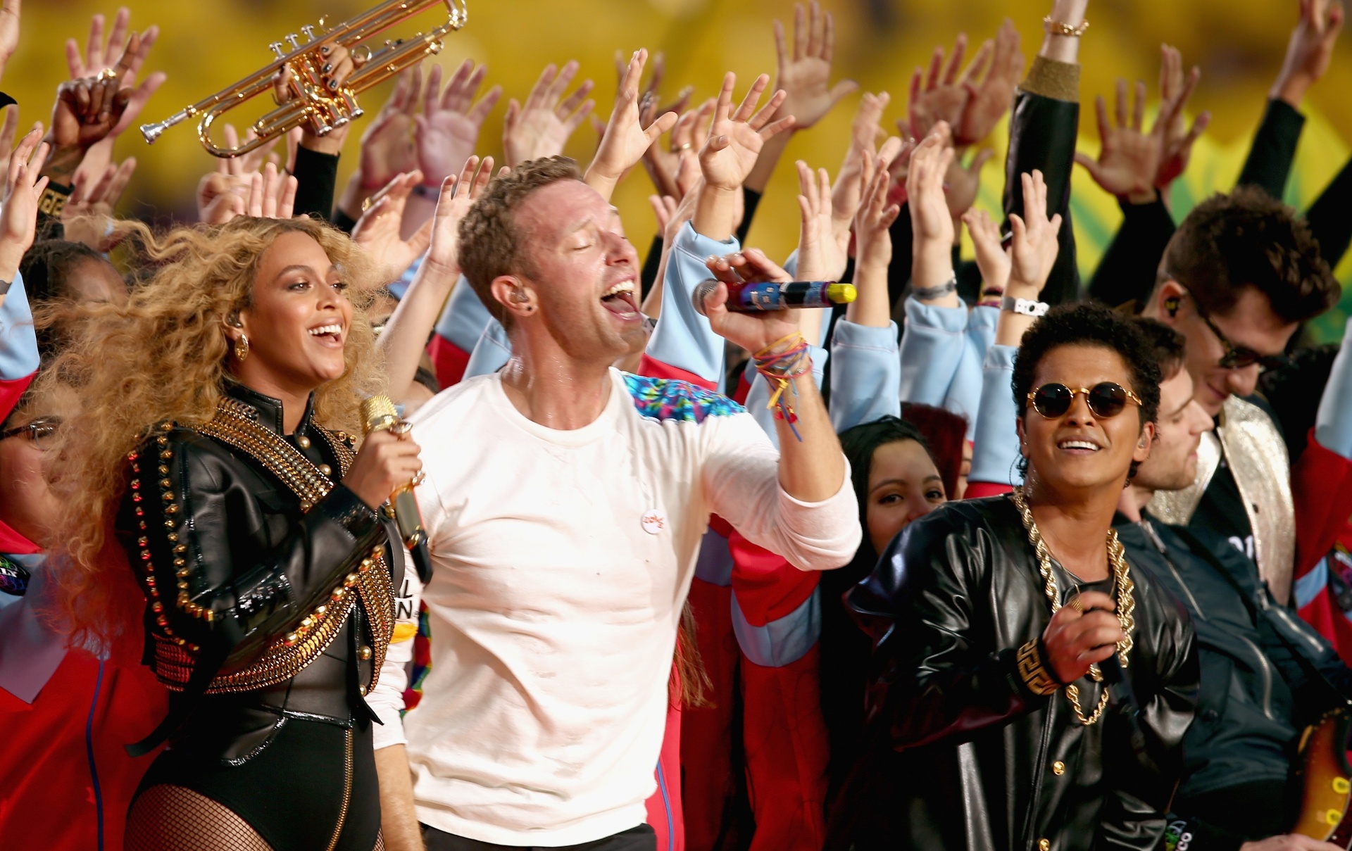 07.fev.2016 - Coldplay, Beyoncé e Bruno Mars se apresentaram durante o show do intervalo no Super Bowl 50 - Getty Images