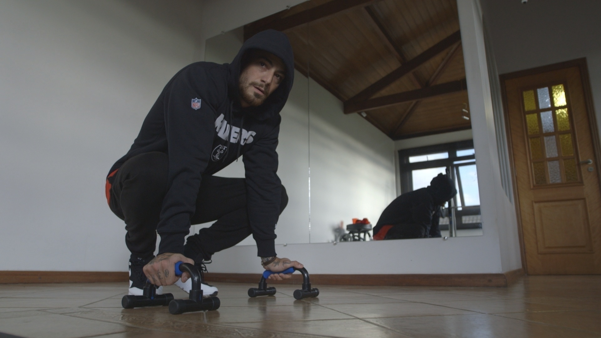 No programa "Talento Mais", o ator Felipe Tito mostra que é adepto da calistenia - Divulgação