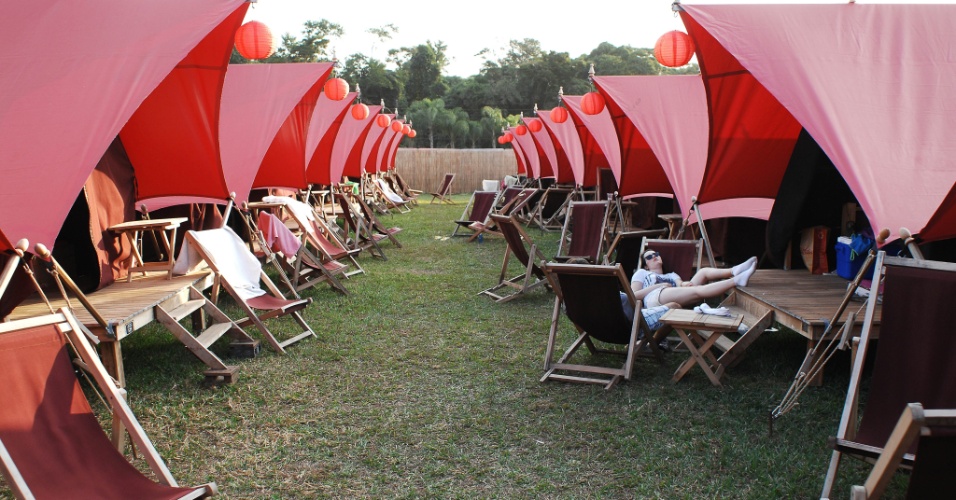 22.abr.2016 - Fã curte o segundo dia do festival Tomorrowland em Itu, no interior de São Paulo
