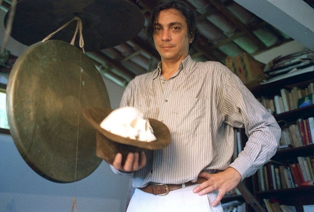 O artista plástico Tunga em seu ateliê no Rio, em foto de 1997 - Folhapress