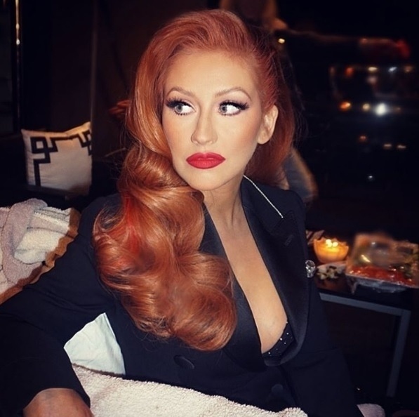 7.jun.2016 - Monotonia não é com Christina Aguilera: a cantora apareceu à la Jessica Rabbit num evento para arrecadar fundos para a campanha de Hillary Clinton na última segunda, em Los Angeles. O visual ruivo da popstar ganhou elogios dos fãs - Reprodução/Instagram/xtina