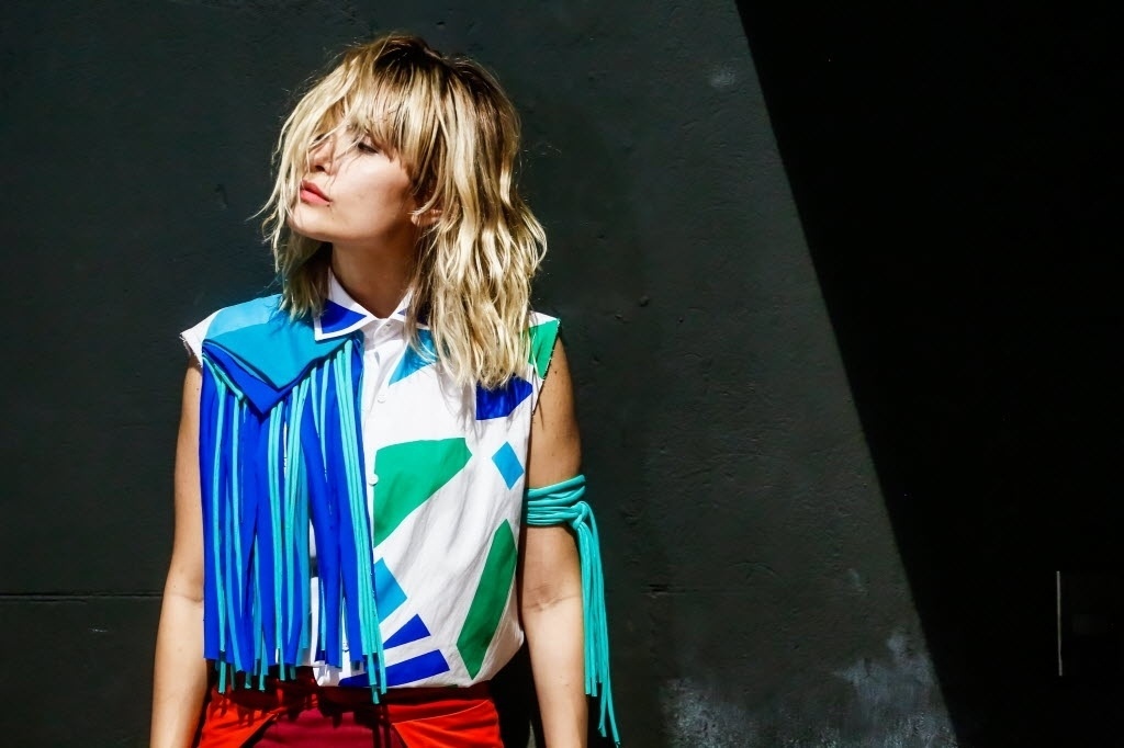 05.ago.2016 - A atriz Maria Casadevall na peça "Haiti Somos Nós", na Galeria Olido, centro de São Paulo - Edson Lopes Jr. /UOL