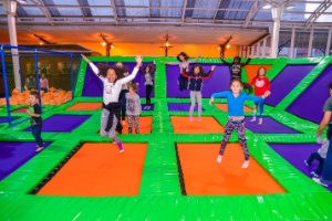 Arena Jump, instalada no Shopping Estação, tem uma área de 140 metros quadrados e conta com 30 trampolins - Divulgação/ Priscilla Fiedler