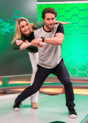 Flávio Canto ameaça dar um golpe de judô em Fernanda Gentil, brincando no estúdio. - João Cotta/Globo - João Cotta/Globo