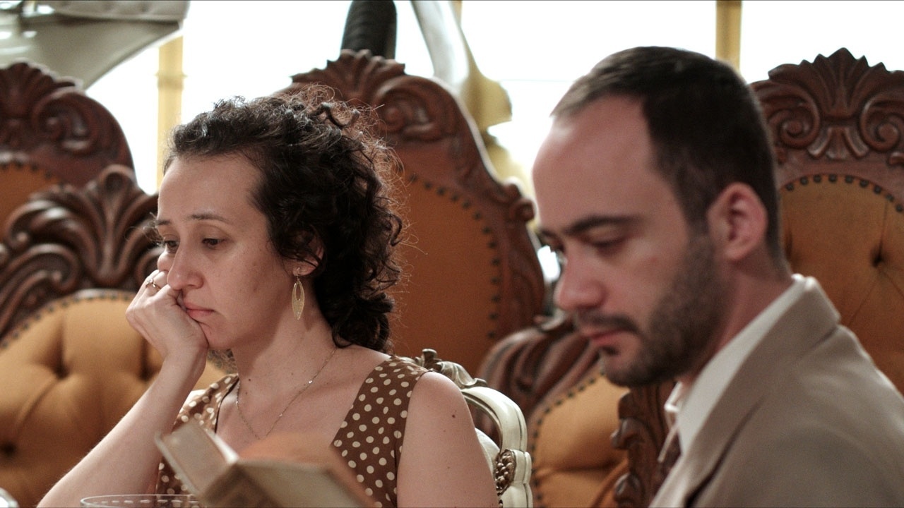 Enquanto isso, na vida real, a protagonista Rose (Greice Barros) vive um casamento infeliz e começa a enxergar suas frustrações no enredo de "O Amor de Catarina" - Divulgação