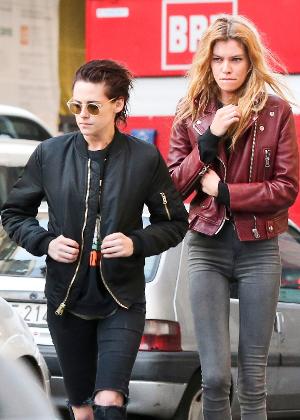 Kristen Steawrt e a namorada, a modelo Stella Maxwell, desembarcam em aeroporto de Milão - AKM-GSI - AKM-GSI