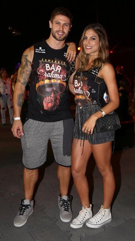 O ex BBB Jonas e a noiva Mari Gonzales na noite de sexta (24) - Deividi Correa/AgNews 