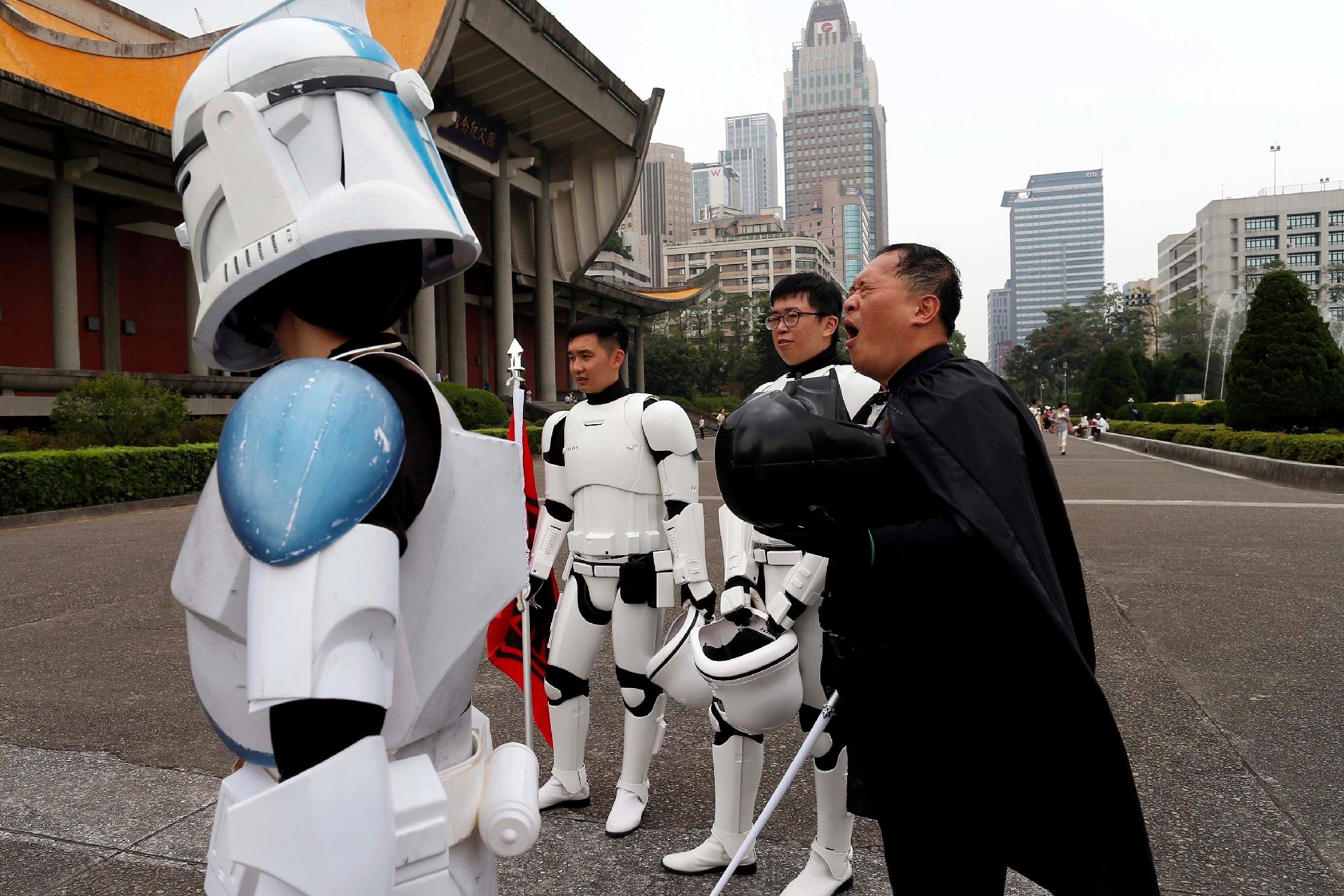 Fãs vestidos como personagens de "Star Wars" desfilam por Taipei, em Taiwan - Tyrone Siu/Reuters