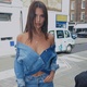 Sexy até de jaqueta jeans, Emily Ratajkowski diz que sofre preconceito - Reprodução/Instagram