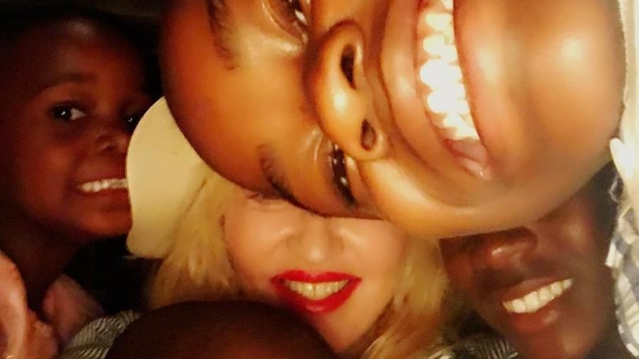 Madona e os filhos David Banda, Mercy James e as gêmeas Estere e Stelle - Reprodução/Instagram/Madonna