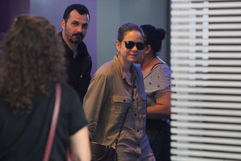 Leandra Leal é vista chegando ao Teatro João Caetano, no Rio, onde o corpo de Rogéria é velado - Agnews