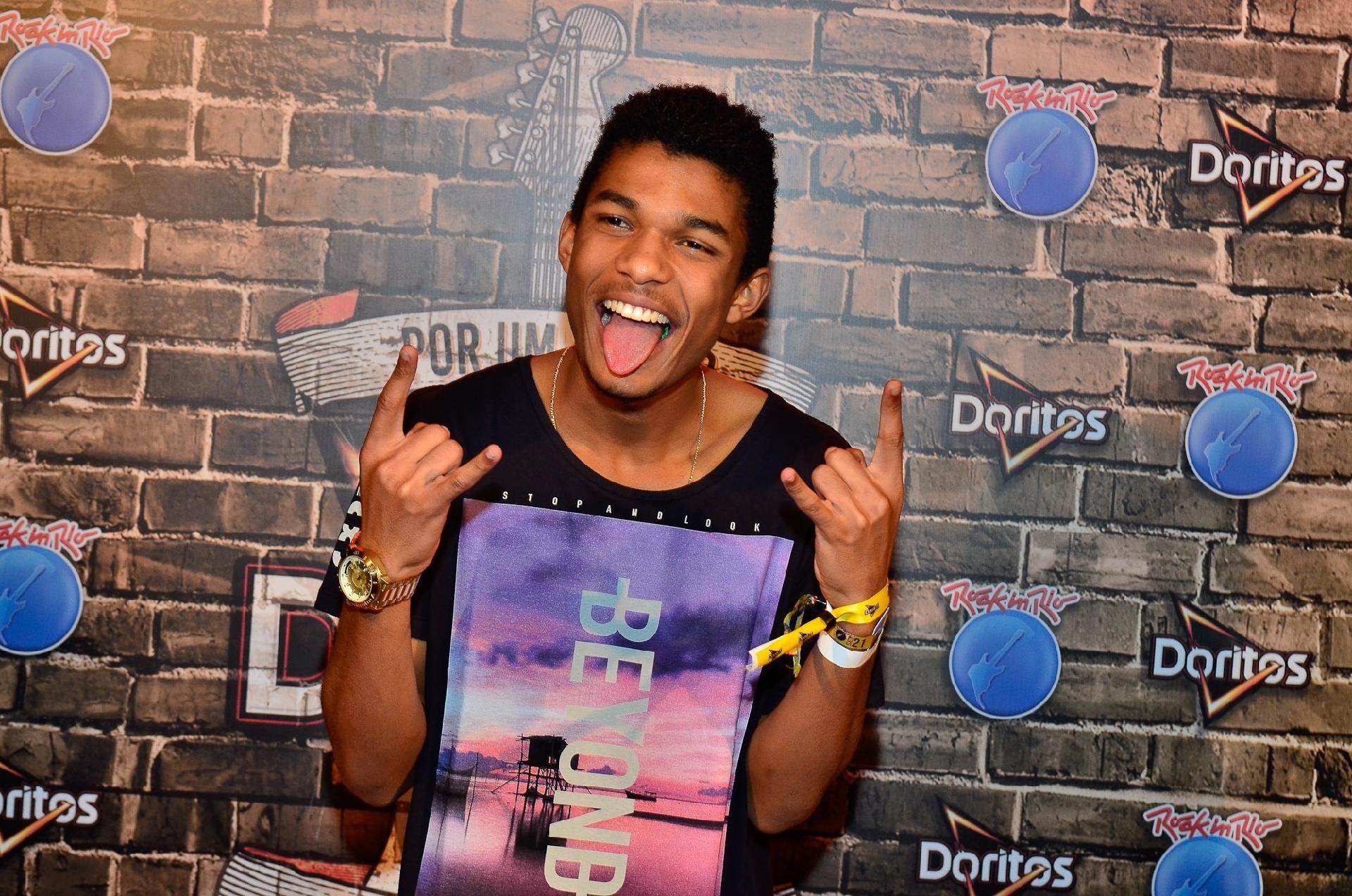 Ator Juan Paiva,  que vive o motoboy Anderson em "Malhação", foi curtir o Rock in Rio acompanhado da namorada na noite de quinta (21) - Felipe Panfili/Divulgação