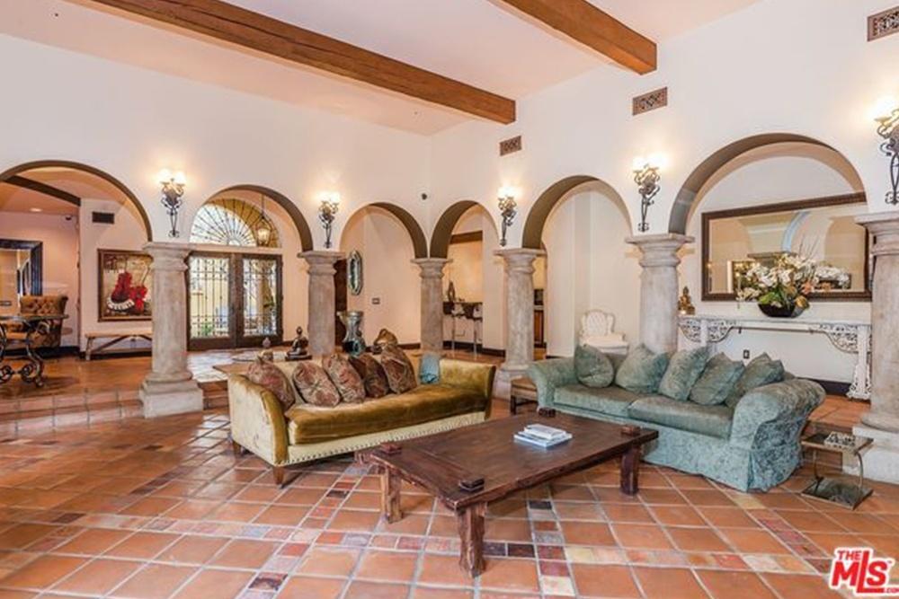 Mais uma foto dos ambientes de estar - Divulgação Imobiliária TheMLS/Trulia.com