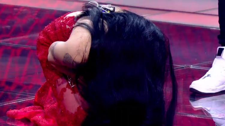 Samantha, que se emocionou e ficou de joelhos após ser anunciada como campeã do "The Voice Brasil" 2017 - Reprodução - Reprodução