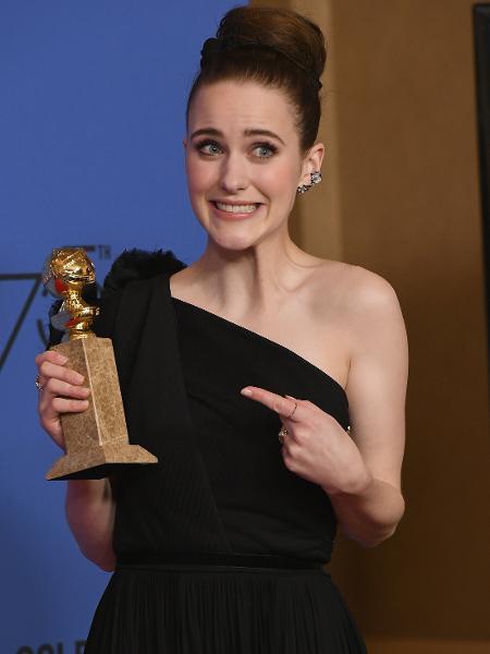 Rachel Brosnahan posa com seu Globo de Ouro de melhor atriz de série de comédia ou musical por "The Marvelous Mrs. Maisel" - Getty Images