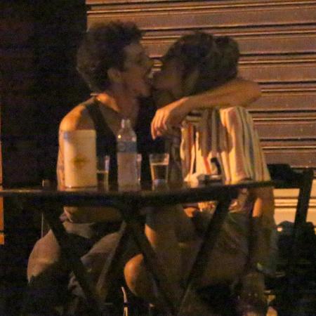 O ator Rafael Losso beijou muito em um bar - AgNews - AgNews