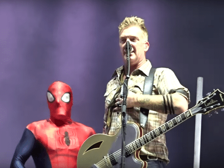 Josh Homme, do Qotsa, e fã vestido de Homem-Aranha - Reprodução