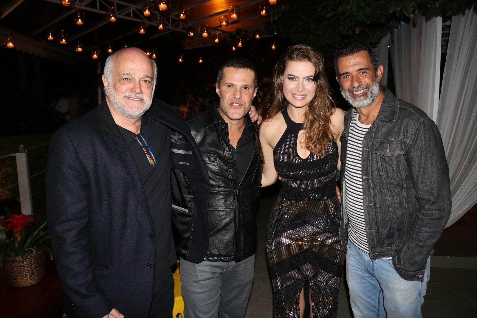 Jayme Periard, Renato Rabelo e Marcos Pasquim posam com a aniversariante Rayanne Morais - Ag.News