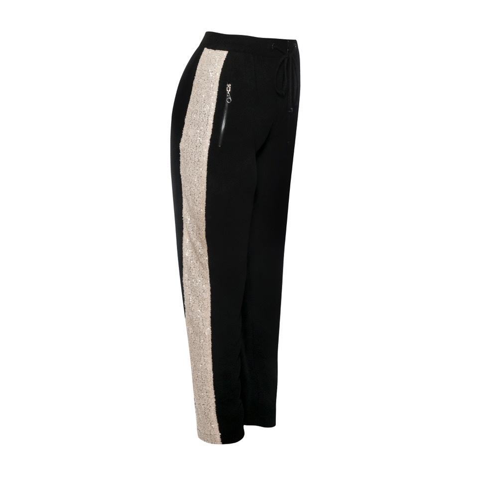 Calça reta de couro com faixa lateral, R$ 624,90, Alphorria, alphorria.com.br - Divulgação