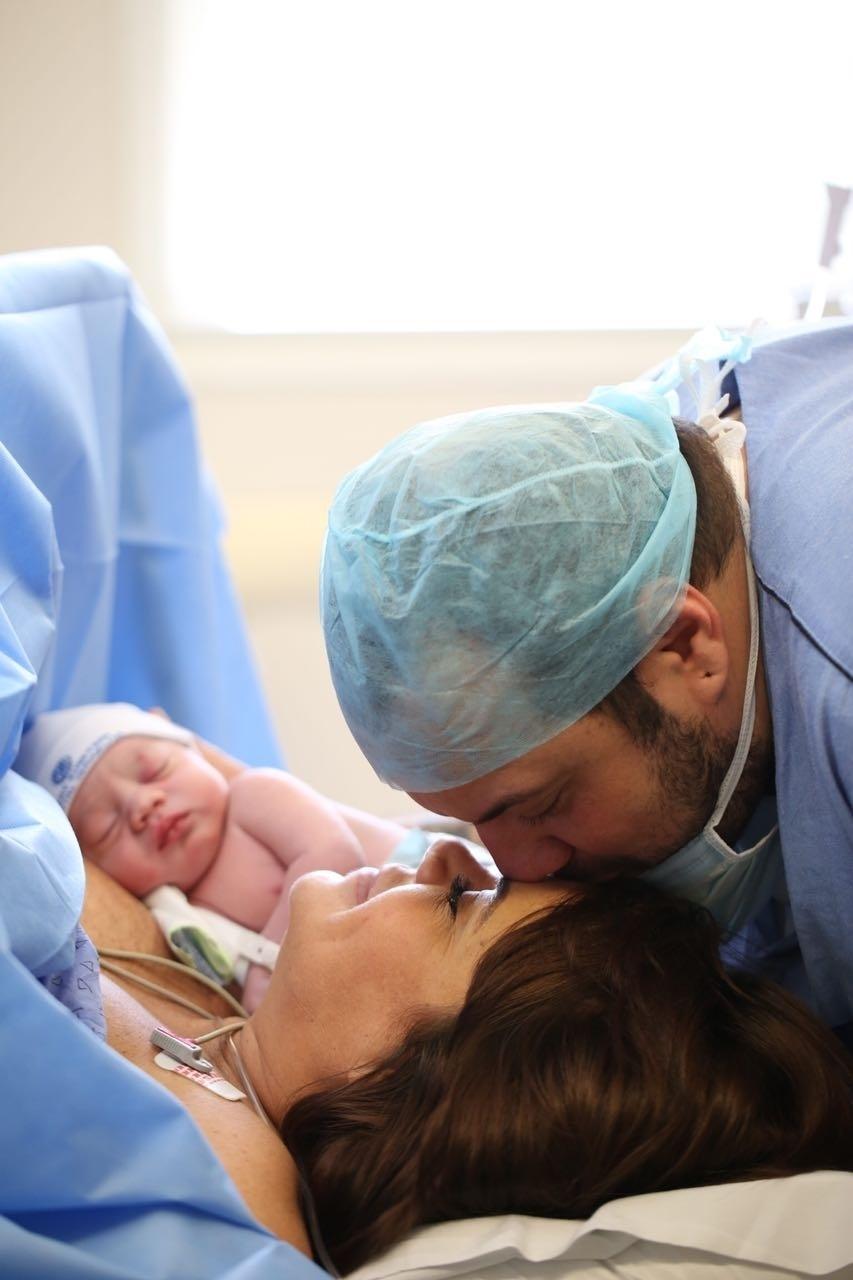 Valentina Francavilla, assistente de Ratinho no SBT, dá à luz Giuseppe e ganha beijo do marido, Celso Bernardes - Kátia Rodrigues